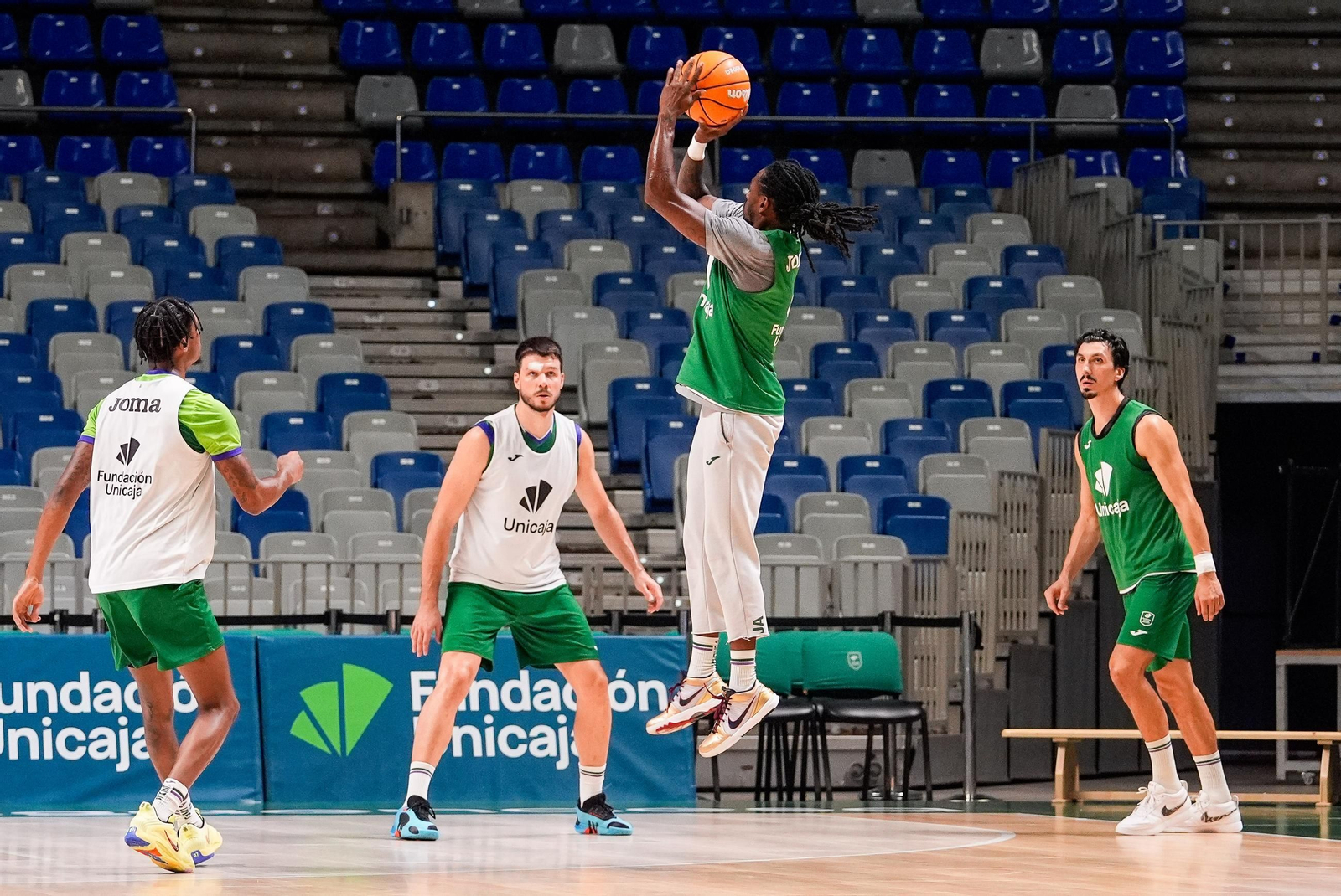 Kameron Taylor y Jonathan Barreiro se entrenan con el Unicaja