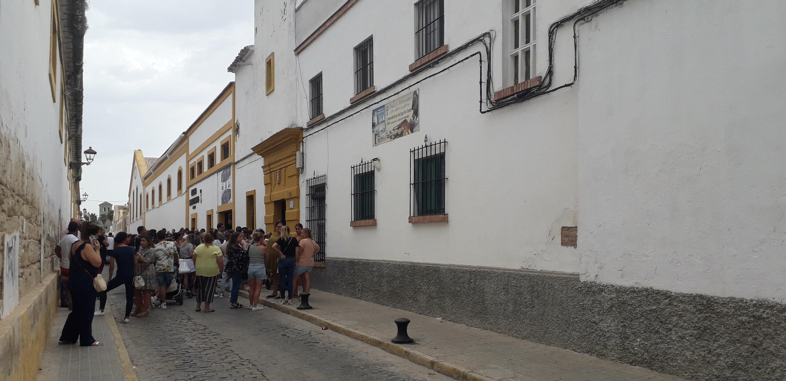 Padres y madres de alumnos esperando la salida de sus hijos en el colegio Espíritu Santo.