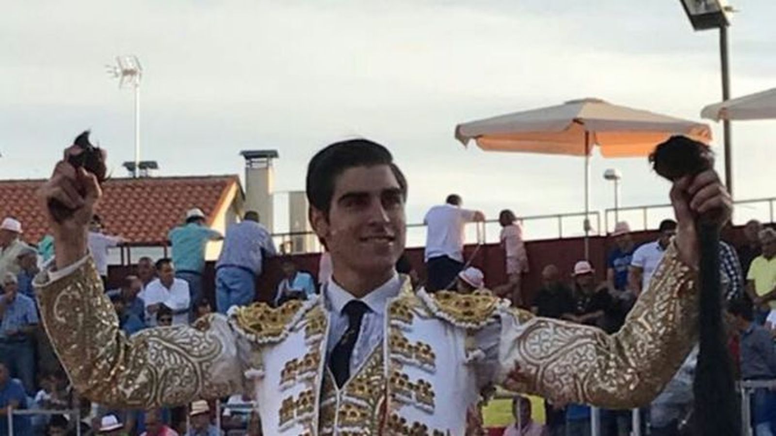 Miguel Ángel Pacheco pasea dos orejas en una reciente novillada