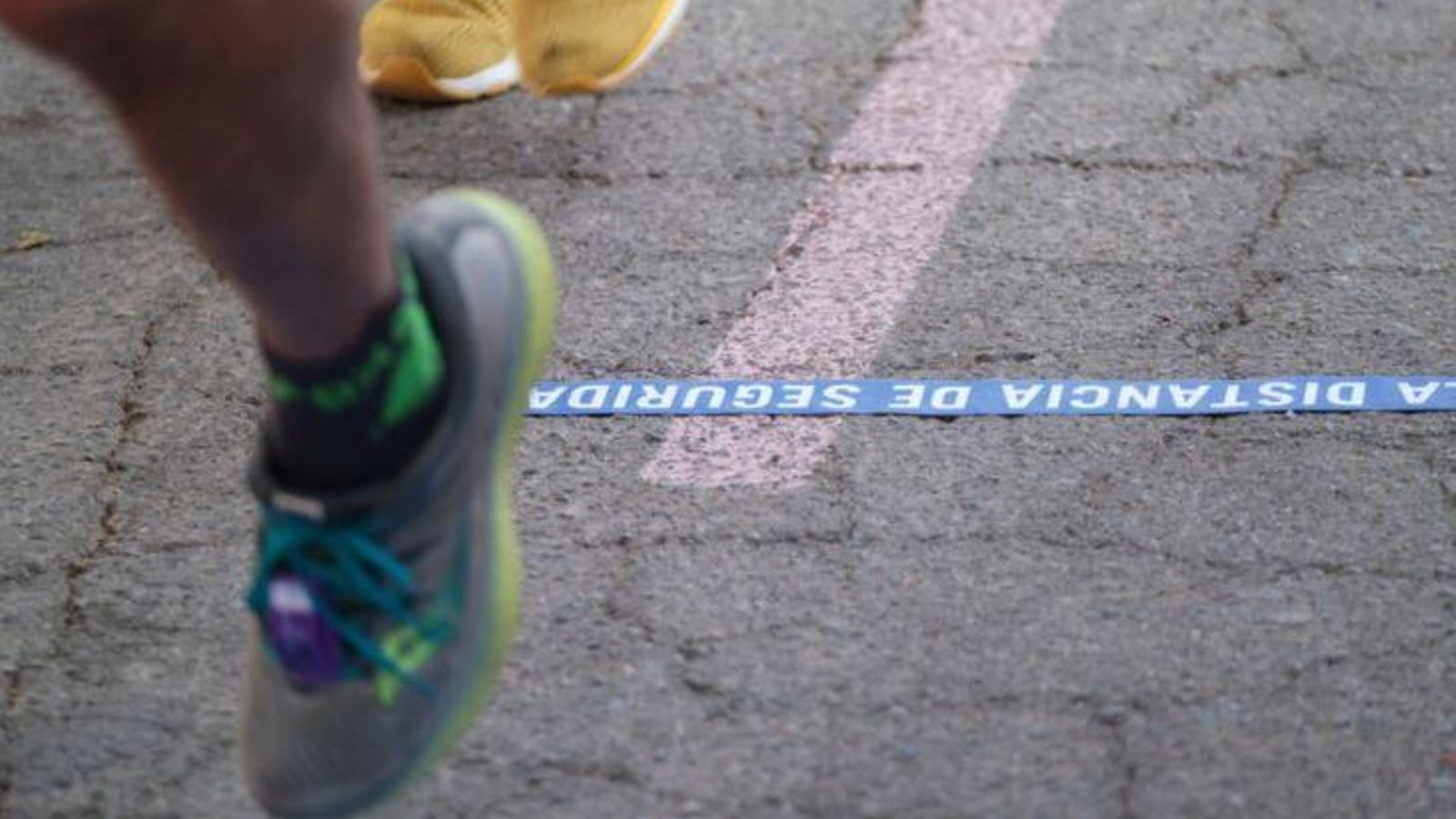 Distancia de seguridad marcada en las salidas.