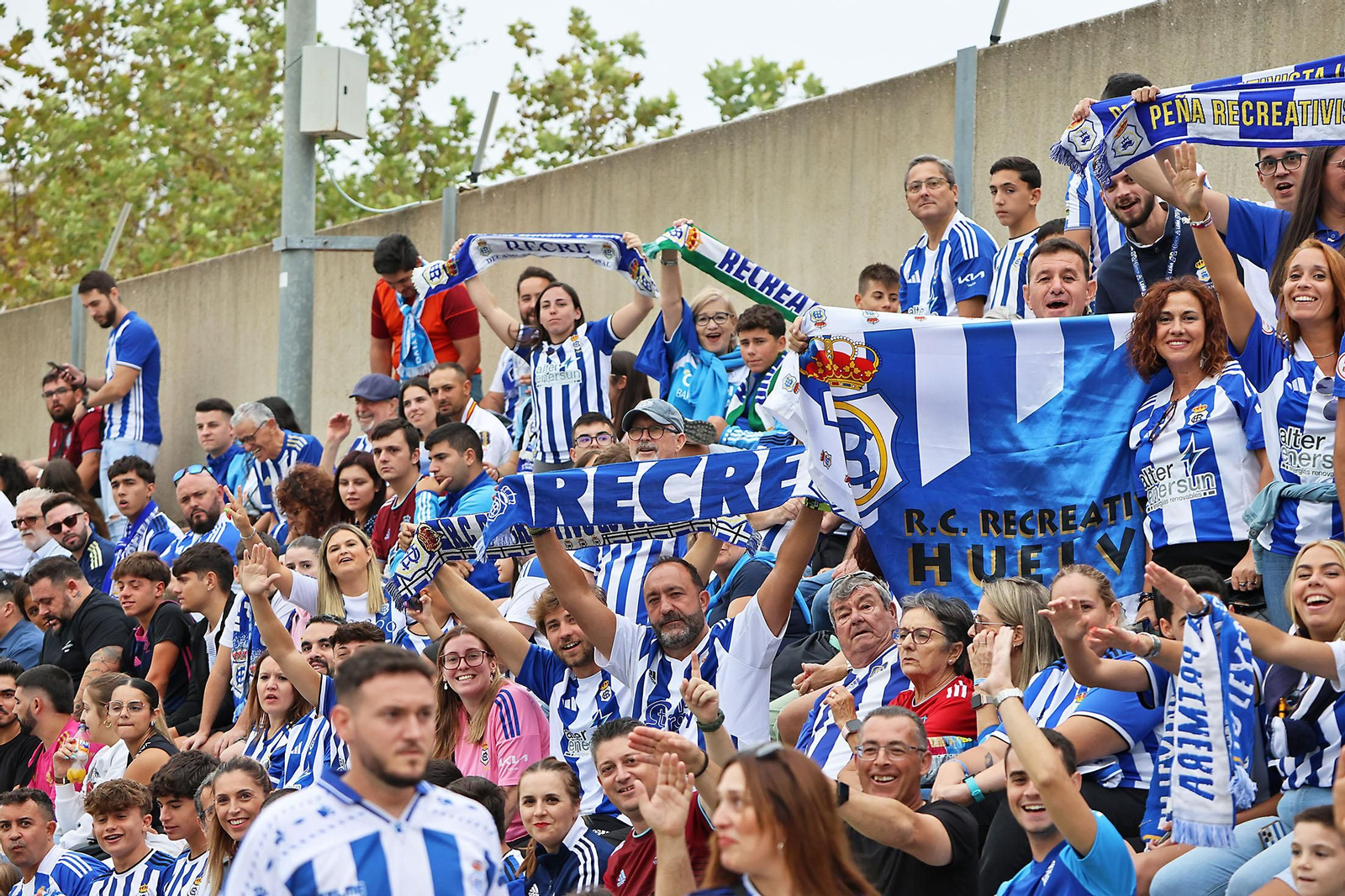 Búscate en las gradas del Betis Deportivo-Recreativo de Huelva