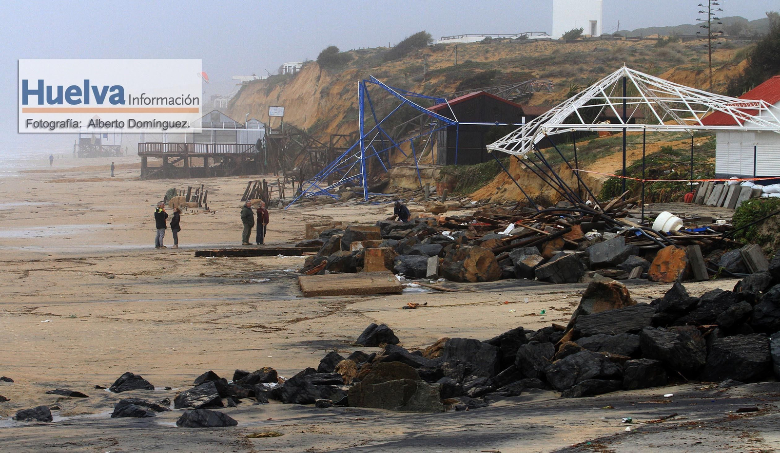 Imágenes del temporal de viento y lluvia en la playa de Matalascañas