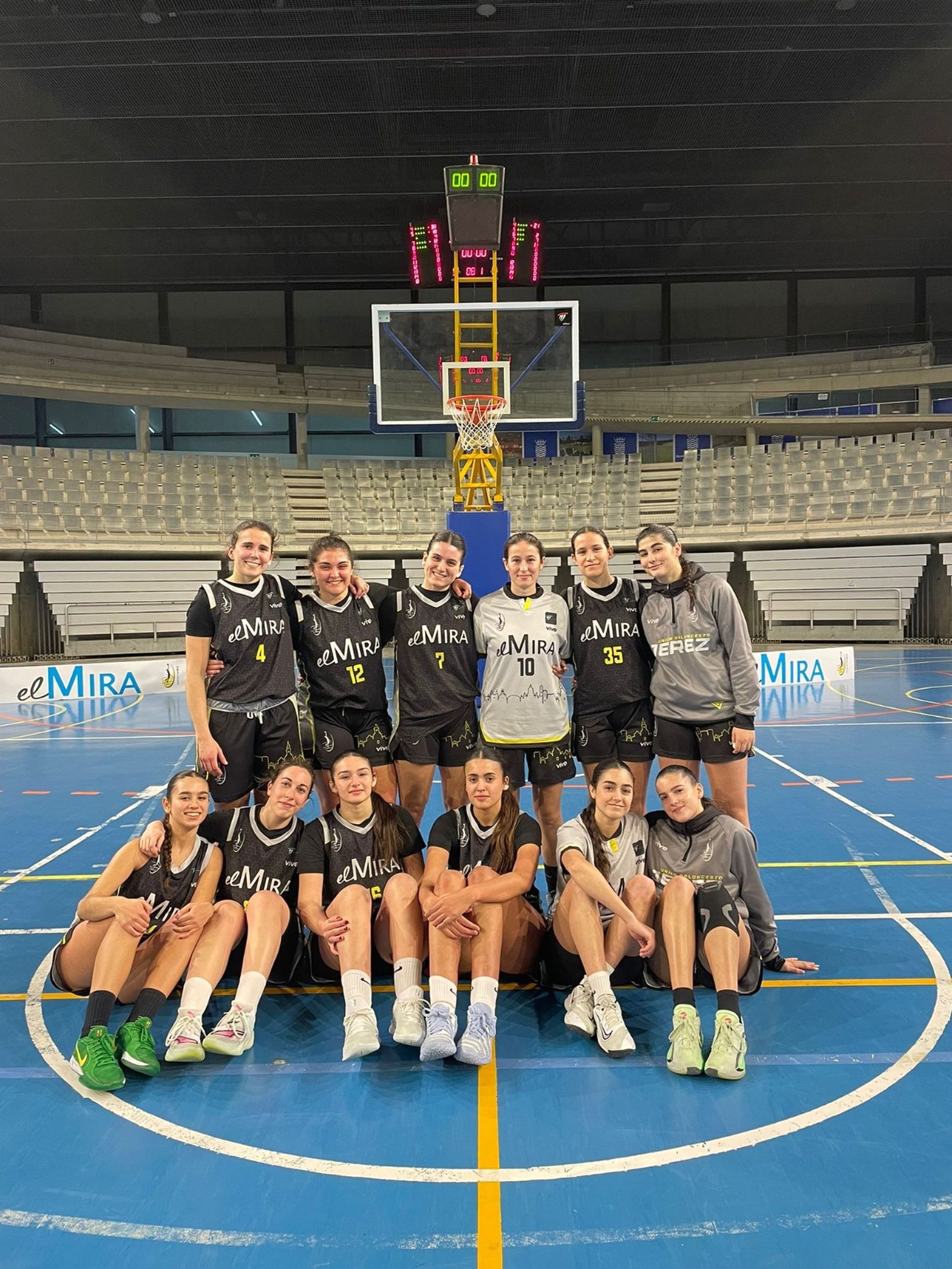 Una imagen del equipo jerezano en el palacio.