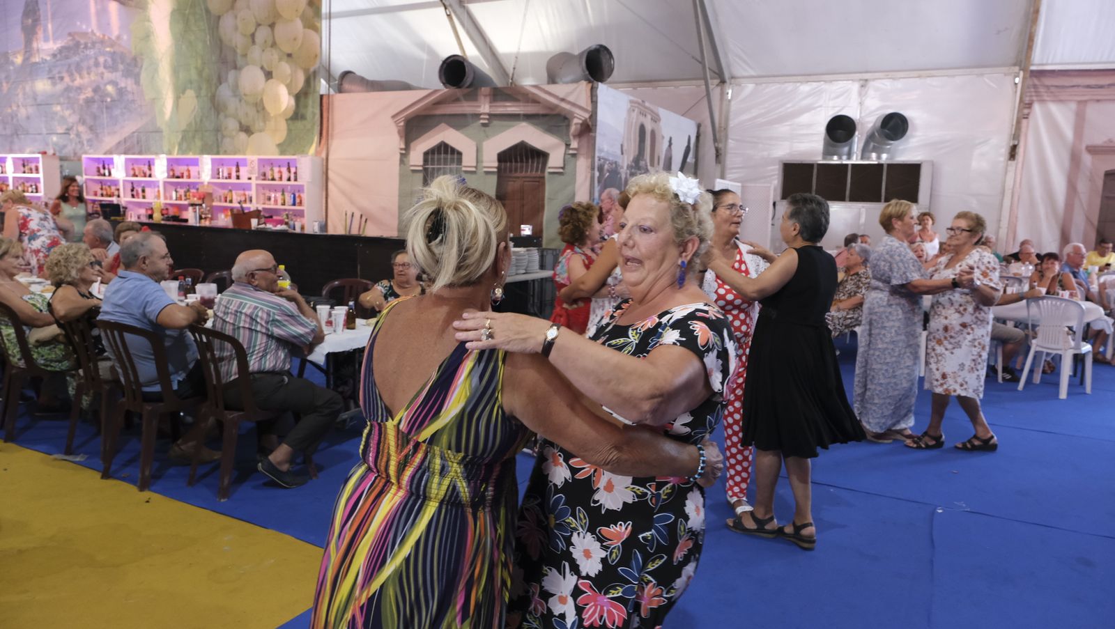 Imágenes de la comida homenaje a los mayores en la Caseta Municipal de la Feria de Almería 2022