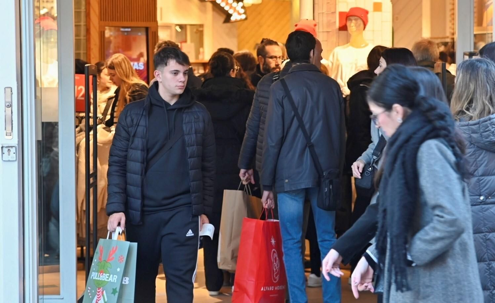 Las cordobeses se echan a la calle el primer día de las rebajas de invierno, en imágenes