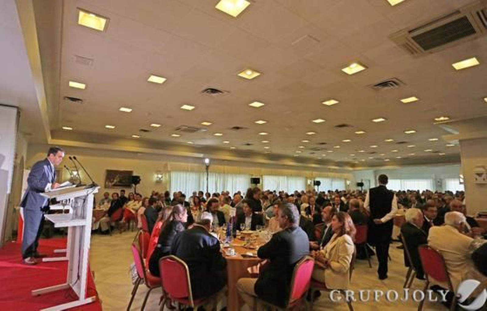 Vista del salón del Hotel Jerez donde se celebró la conferencia de Ignacio Osborne Cologan. 

Foto: Pascual · Vanesa Lobo