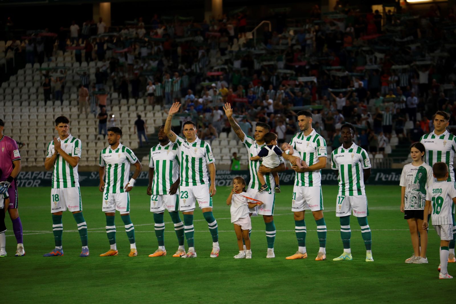 Las imágenes del ambiente en El Arcángel en el Córdoba CF - Linares