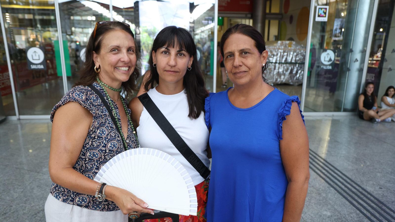 Claudia Zapico, a la izquierda, y sus hermanas esperando su tran a Madrid Claudia Zapico, a la izquierda, y sus hermanas esperando su tran a Madrid