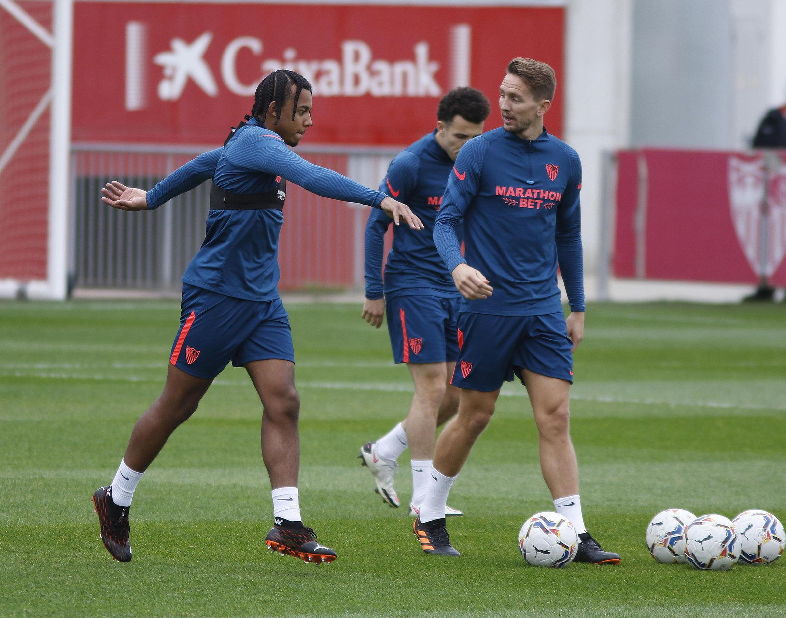Jules Koundé y Luuk de Jong, en el entrenamiento de ayer.