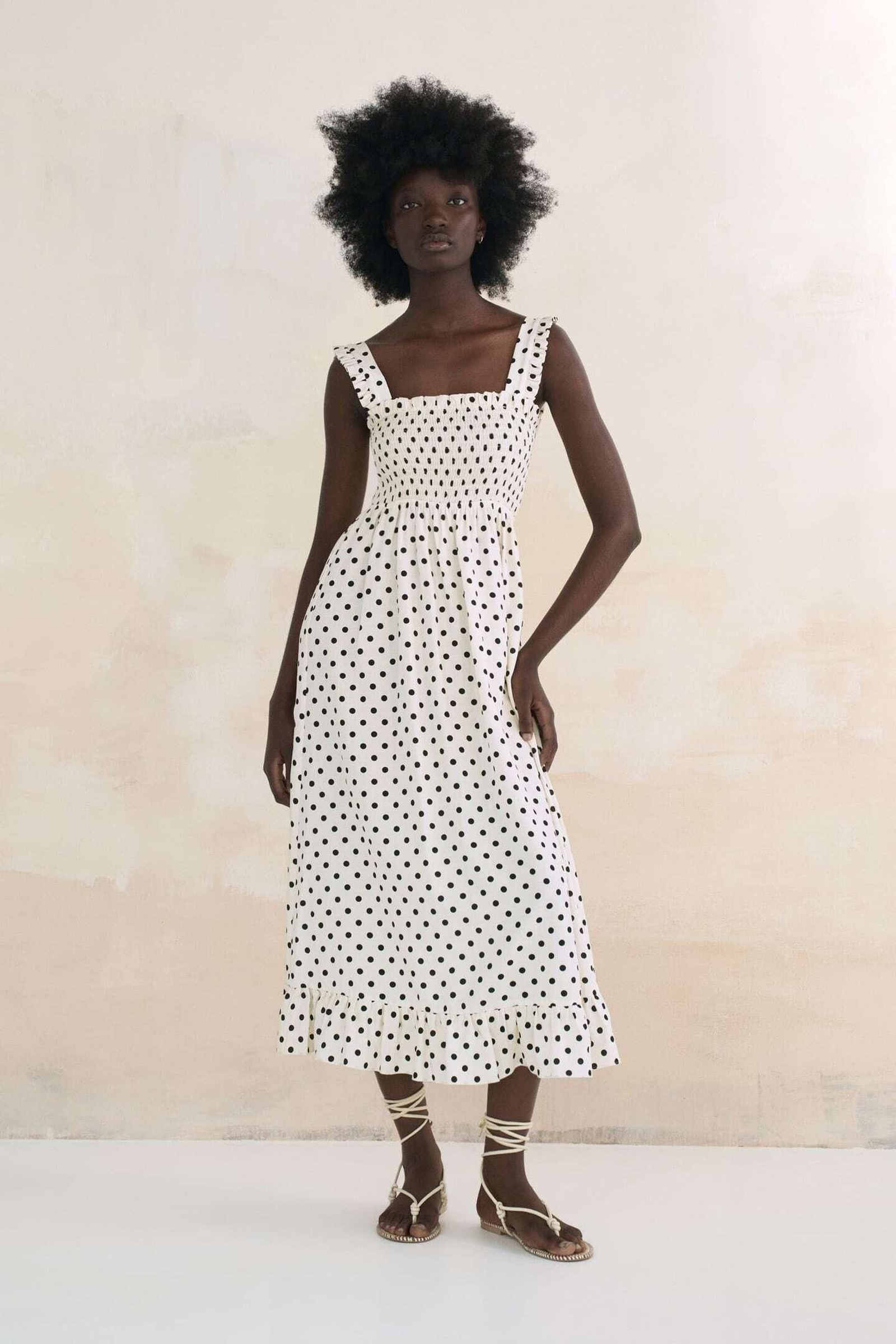 El vestido de verano de lunares de Zara. El vestido de verano de lunares de Zara.