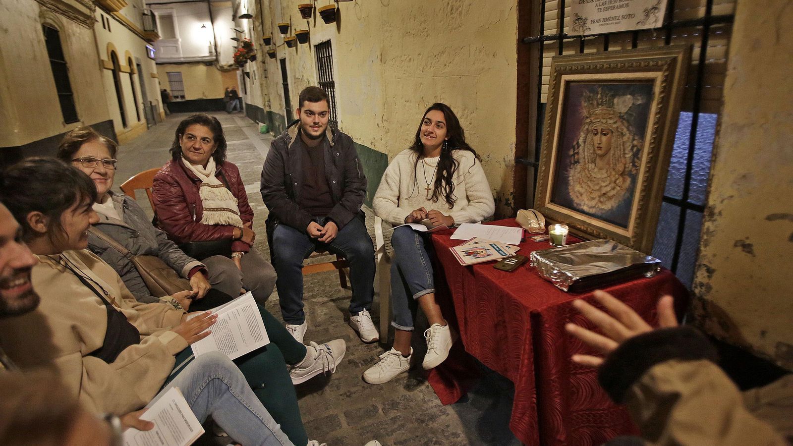 El grupo que se reúne cada tarde en la calle Pastora en torno a un improvisado altar que preside la Virgen de las Penas