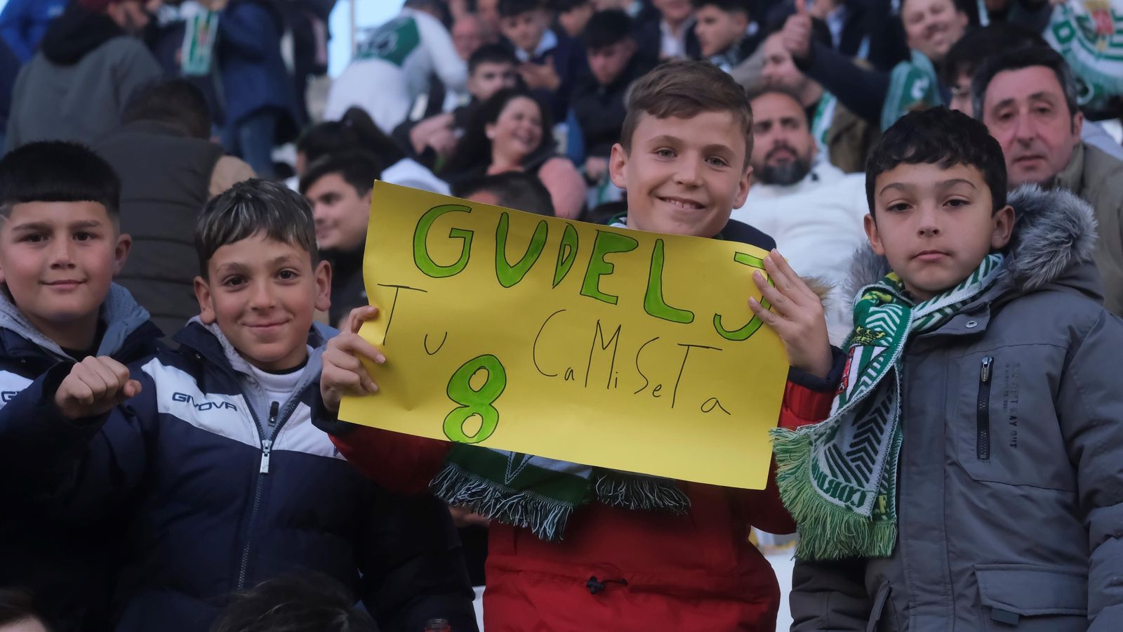 Un grupo de jóvenes seguidores del Córdoba CF en El Arcángel.