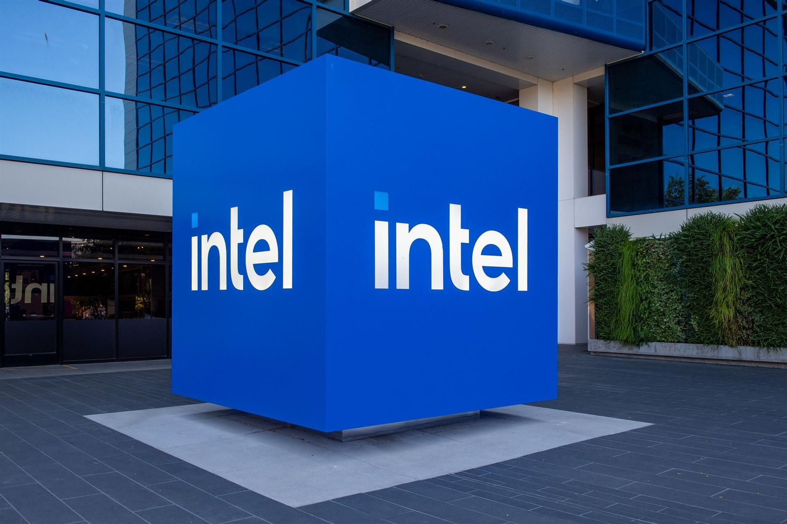 Logo de Intel en sus oficinas centrales en Santa Clara (California, Estados Unidos).