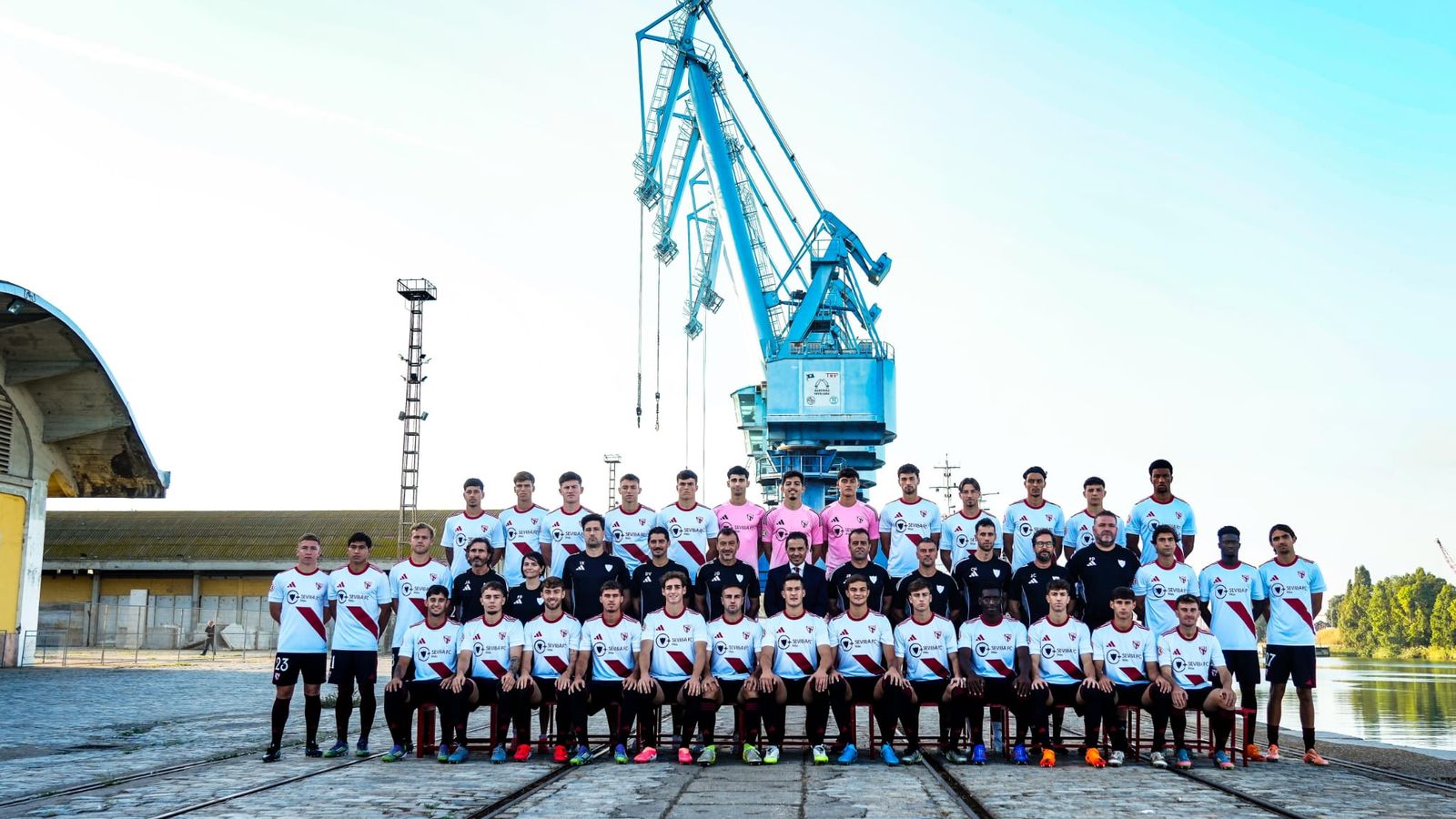 Plantilla del Sevilla Atlético en el año de su 65 aniversario.