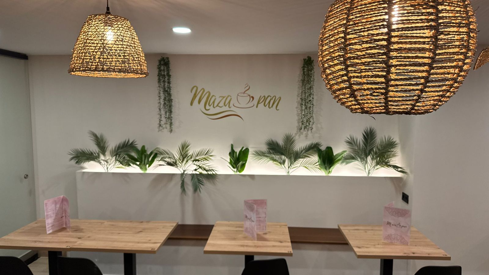Interior de la cafetería brunch Maza Pan, en Jerez.