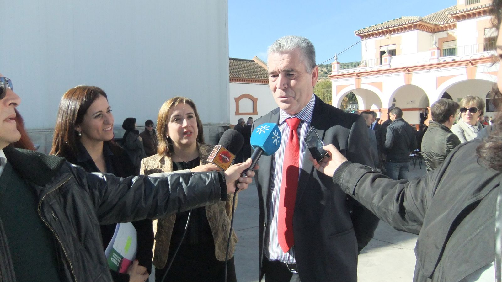 Francisco Ramos atendiendo a los medios.
