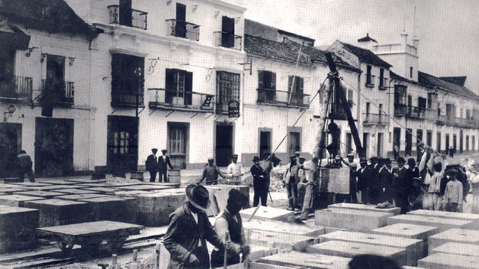 Elaboración de bloques para la construcción del muelle de la Galera. Año 1914.