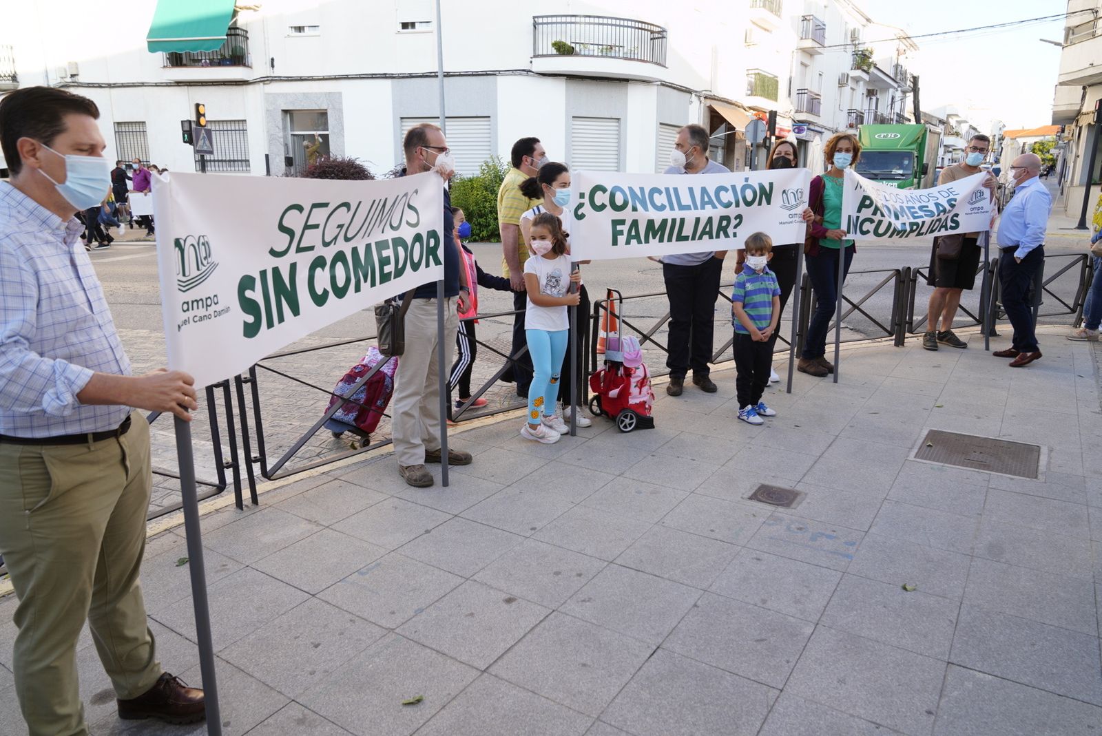 Un momento de la concentración de las familias del colegio Manuel Cano Damián de Pozoblanco.