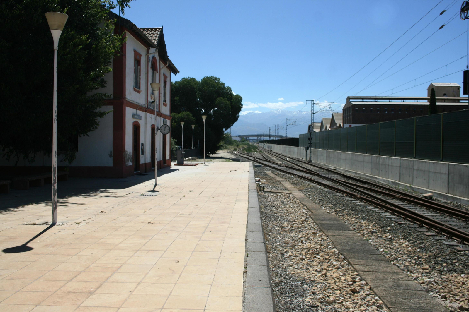 Así está la línea de tren convencional Granada-Bobadilla y algunas estaciones