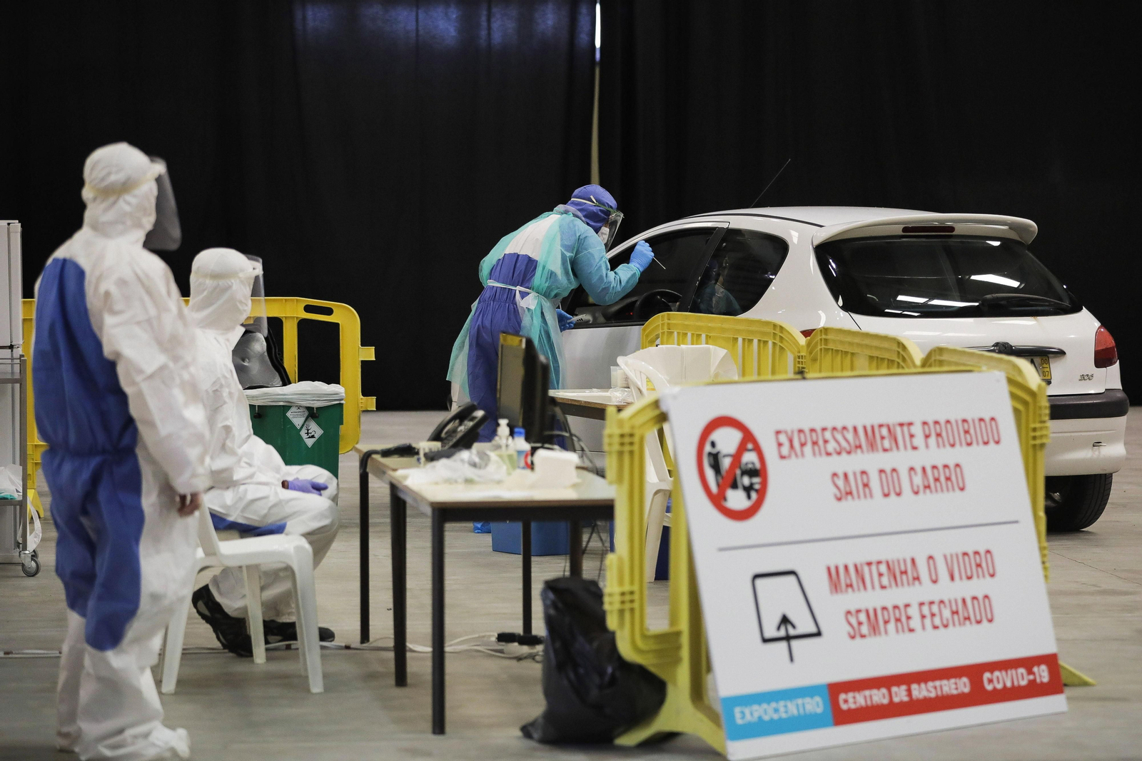 Pruebas de test de coronavirus en una carretera de la localidad portuguesa de Pombal, en la región Centro del país vecino.
