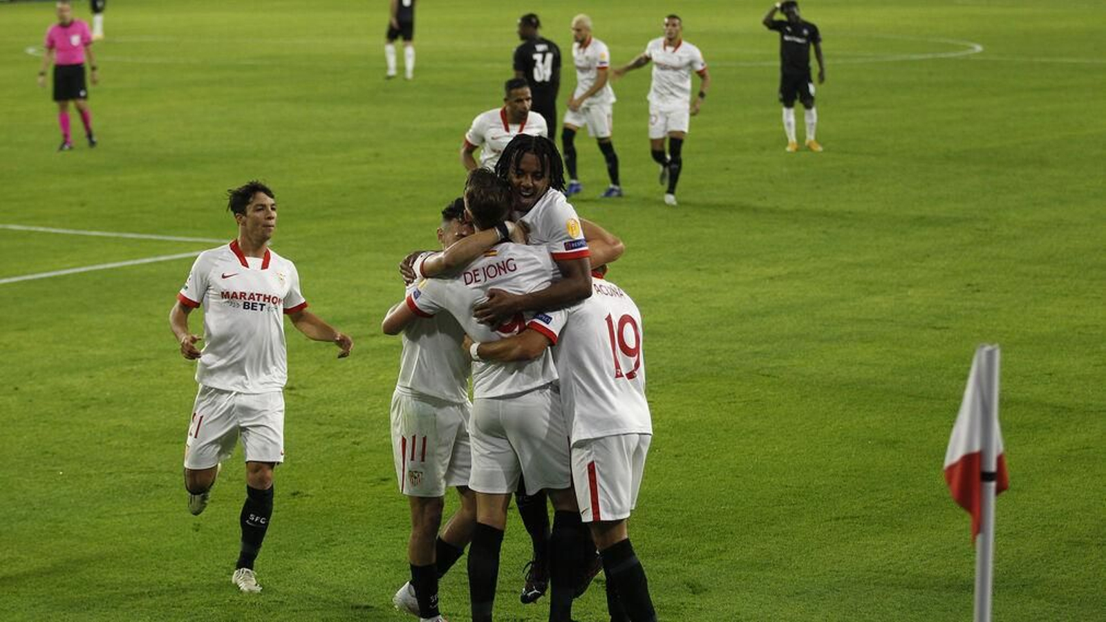 Koundé corona la piña de futbolistas del Sevilla tras el gol de De Jong al Rennes.