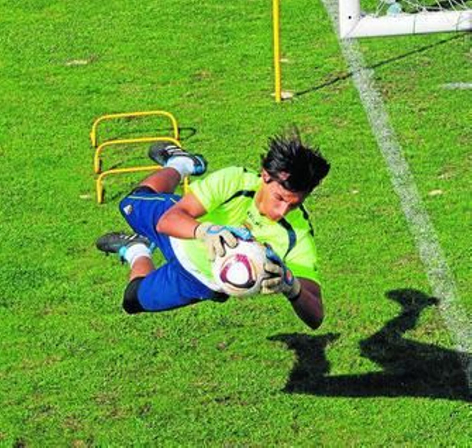 Gonzalo Gutiérrez atrapa el balón durante un entrenamiento en El Rosal.