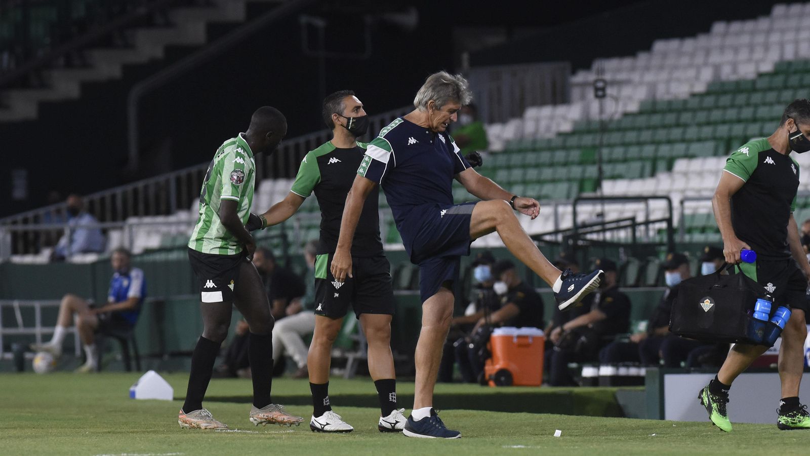 El enfado de Pellegrini tras la lesión de Sabaly.