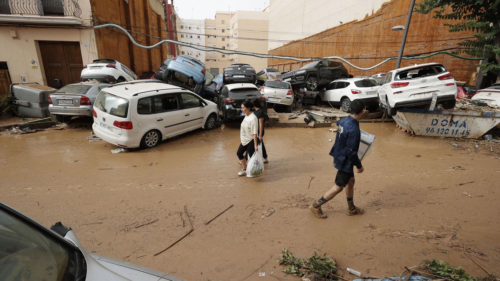 Así han quedado las calles de Valencia: desolación, barro y coches amontonados