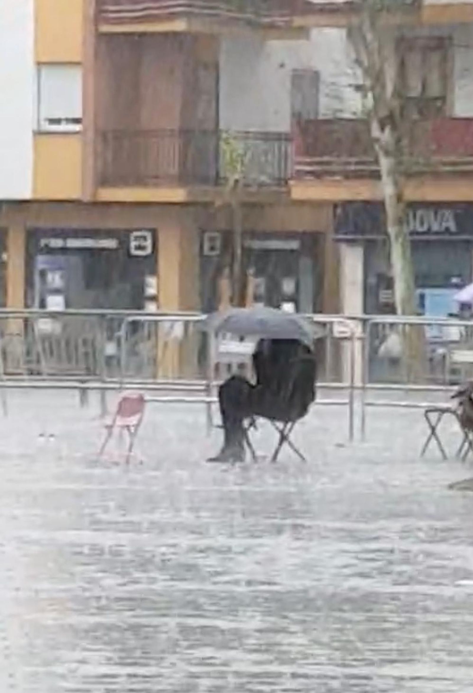 Captura del vídeo donde aparece Iván Palomares bajo la lluvia.