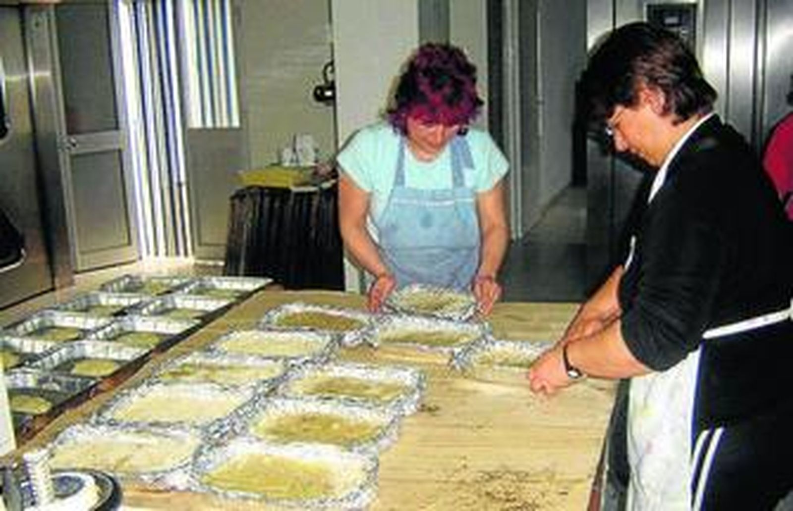 Algunas vecinas de Cartaya se esmeran en la elaboración de la torta de Pascua.