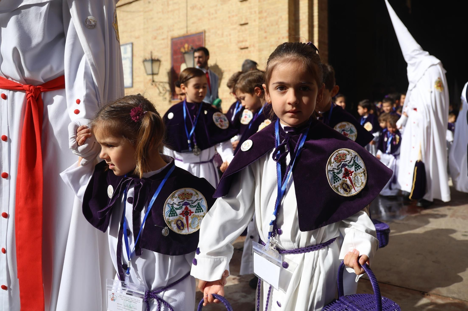 Las mejores imágenes del Lunes Santo en Huelva: Hermandad de las Tres Caídas