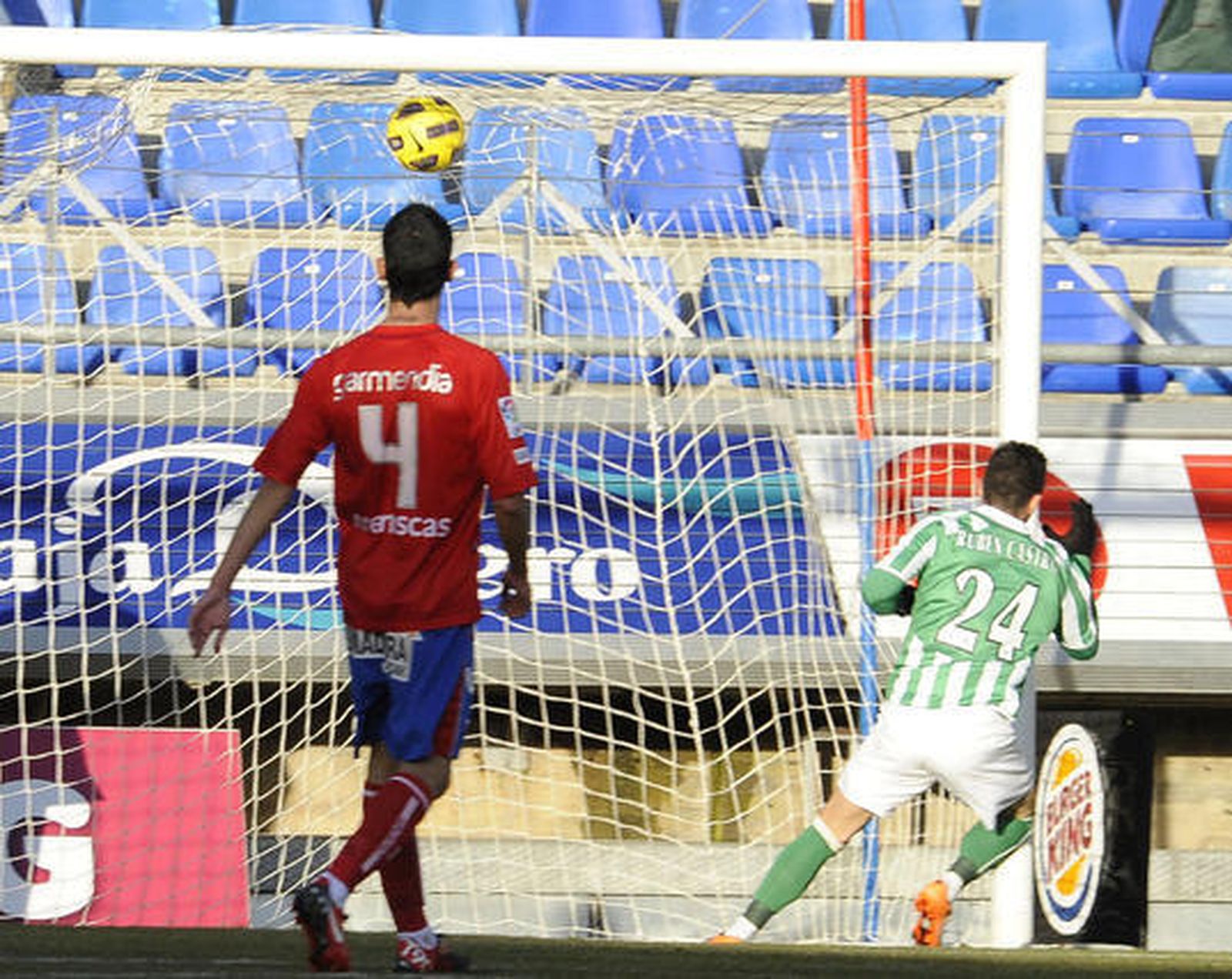 Rubén Castro empuja a la red el segundo gol del Betis. / LOF