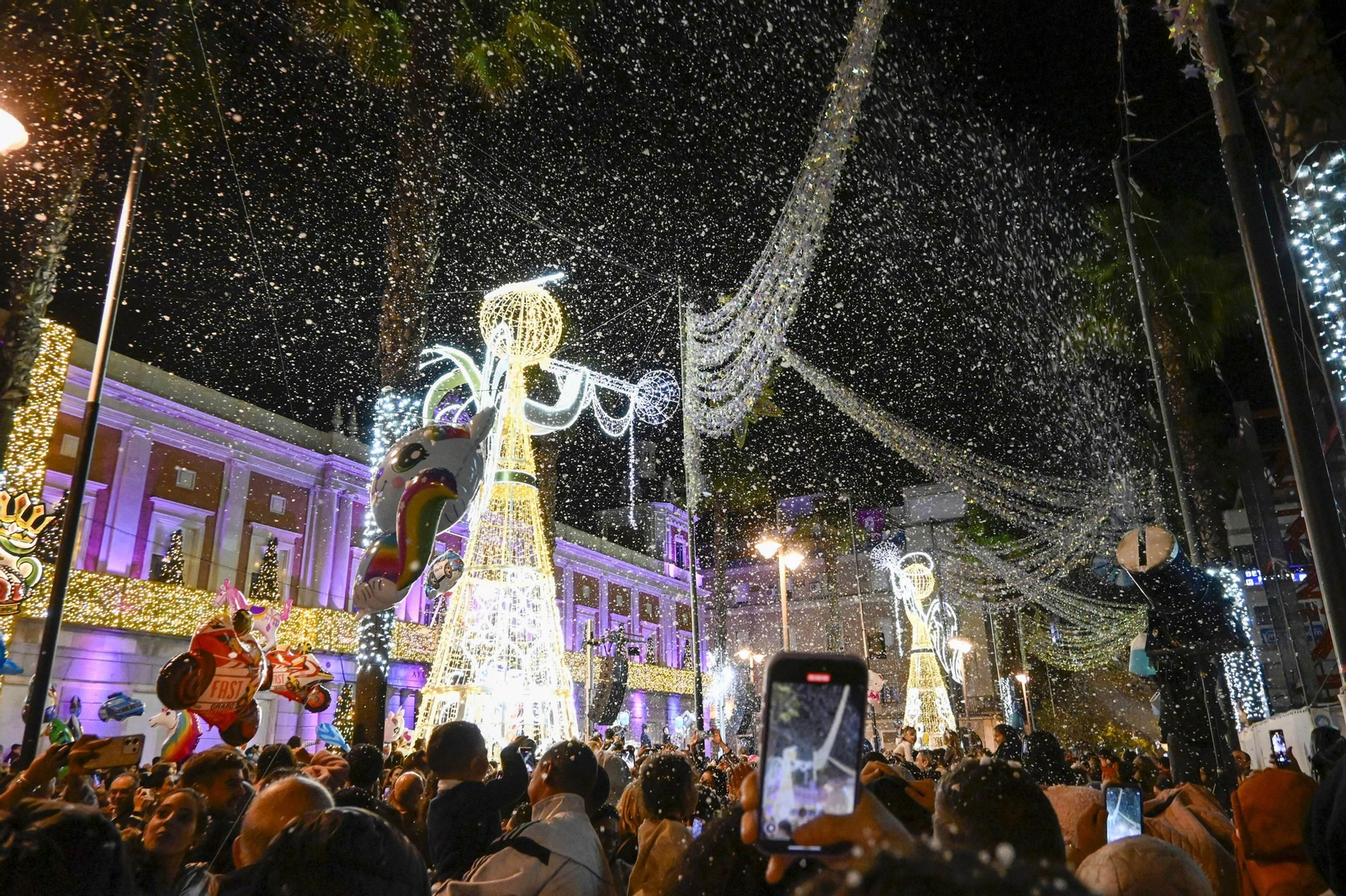 Imágenes de la nevada y alumbrado navideño en Huelva
