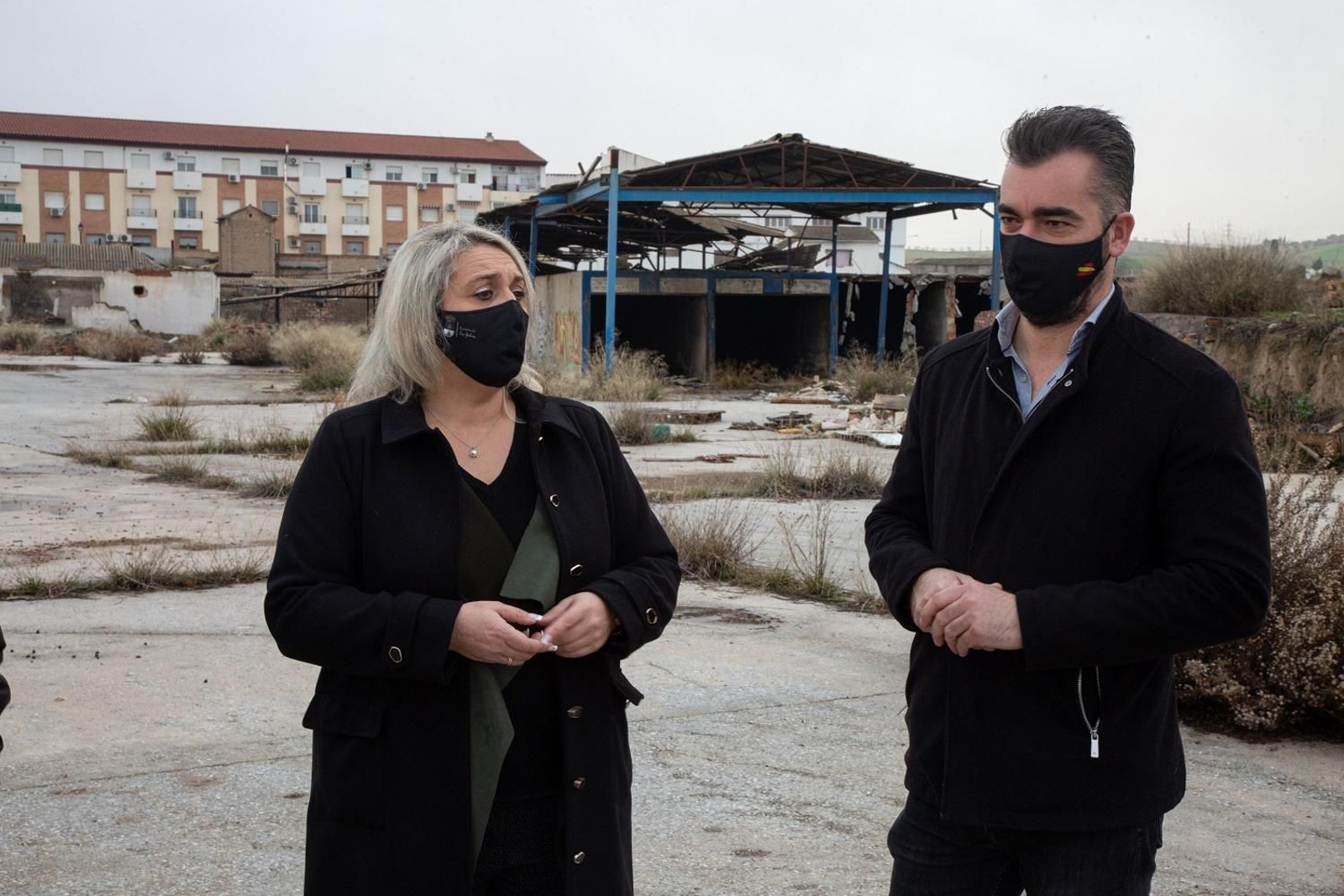 La alcaldesa de Las Gabias, María Merinda Sádaba, delante de la antigua fábrica Las Nieves