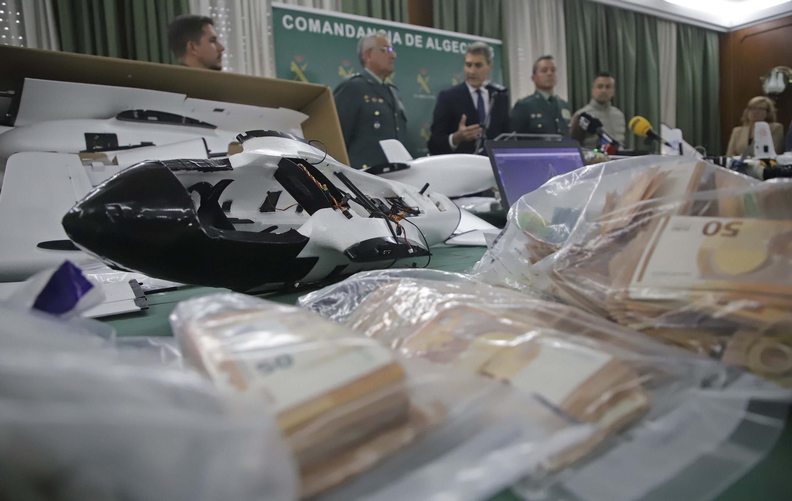 Fotos de los drones de largo alcance para introducir hachís en España desde Marruecos incautados por la Guardia Civil en Algeciras