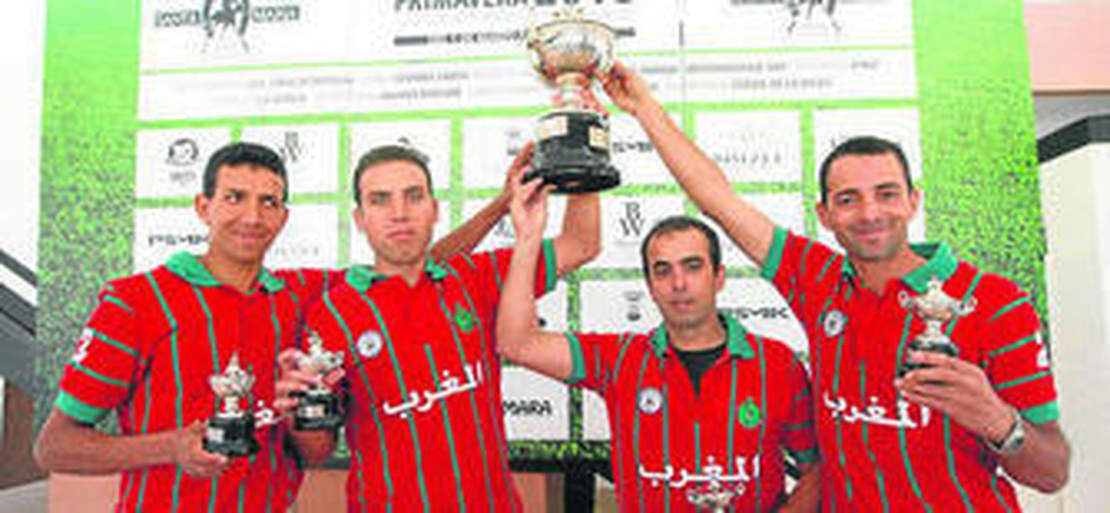La formación de la Guardia Real de Marruecos alza la copa de campeón, ayer en el Santa María Club.