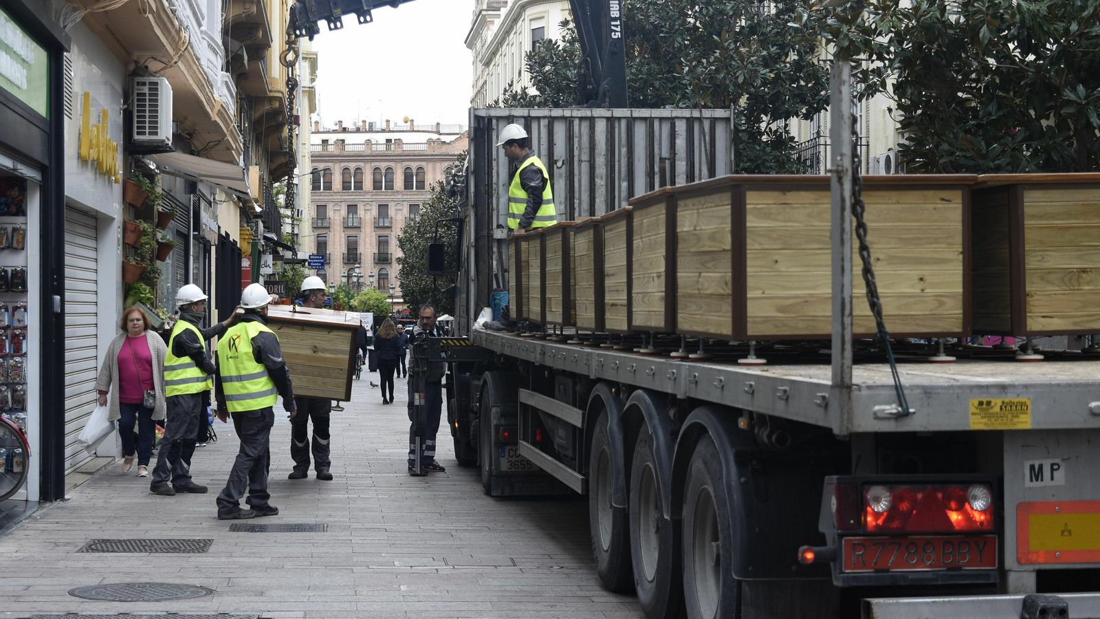 Operarios de Iluminaciones Ximénez en la instalación del espectáculo.