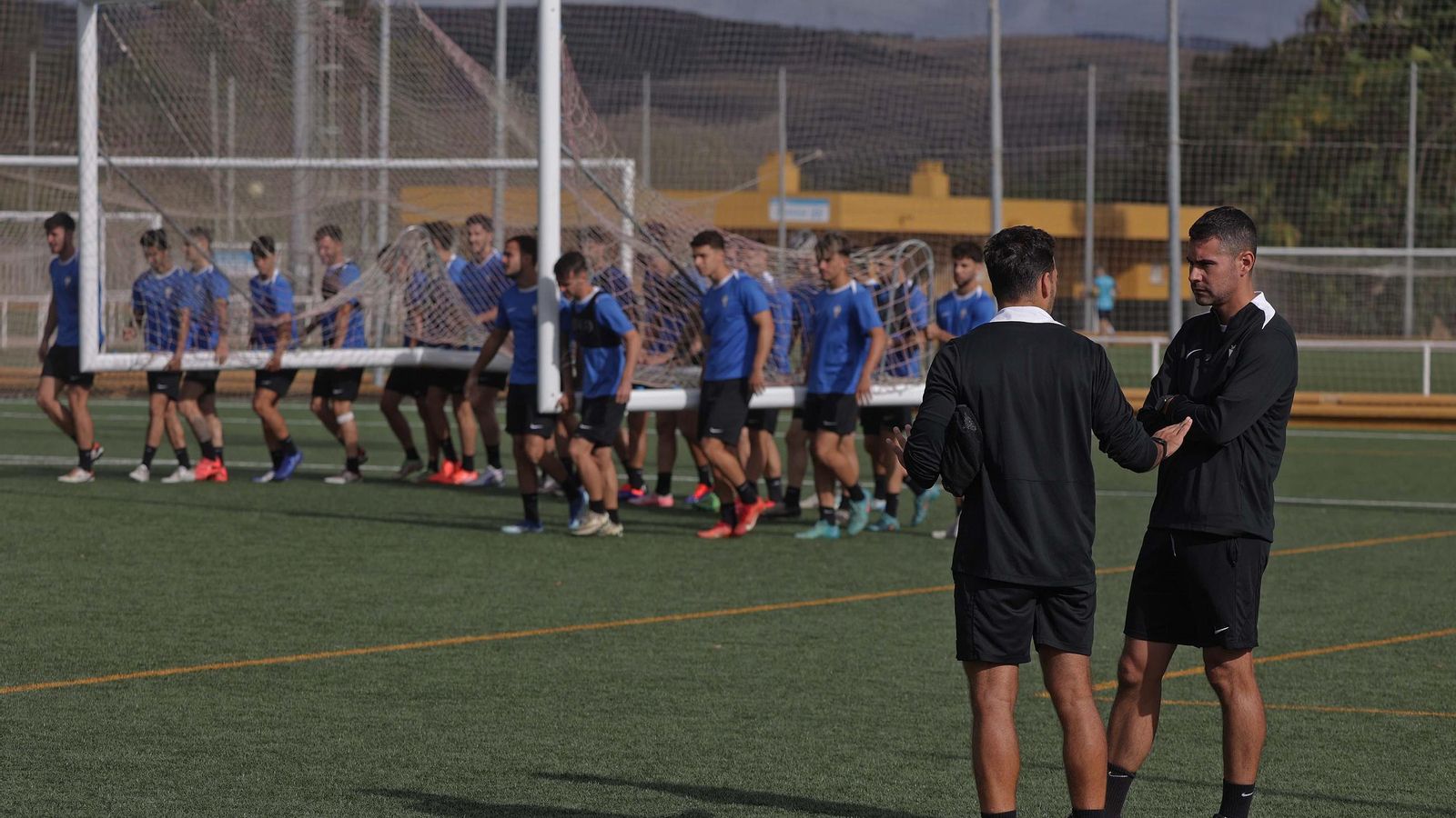 Fran Justo escucha a un ayudante durante una sesión de trabajo.
