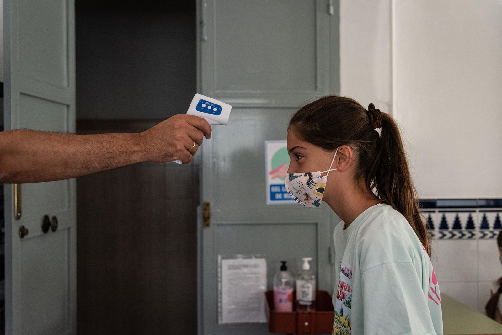 Prueba de temperatura a una alumna del colegio Funcadia.