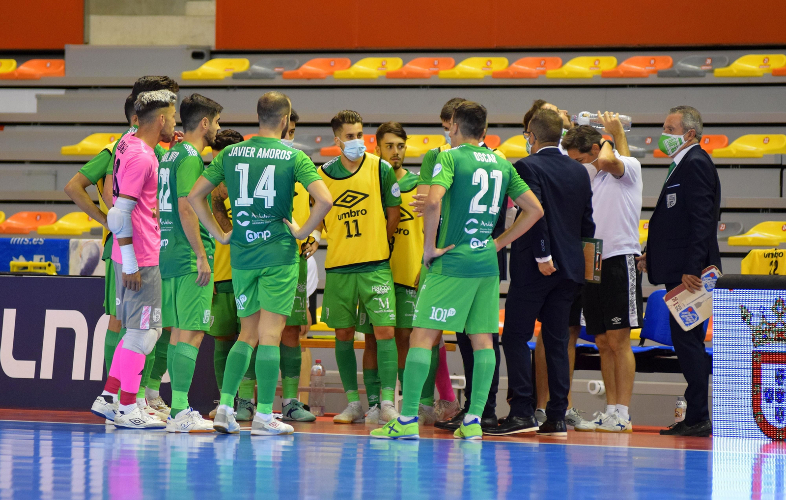 Moli da órdenes durante el partido.