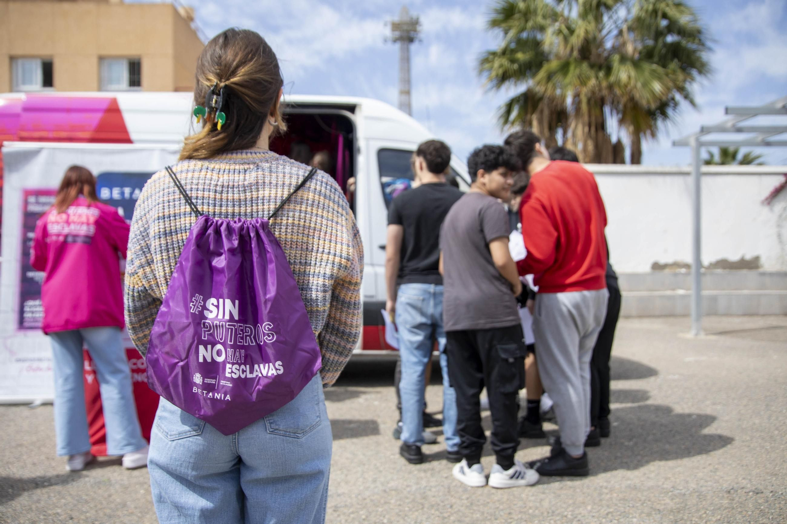 Sensibilización sobre la trata de mujeres en el IES Maestro Padilla de Almería, en imágenes