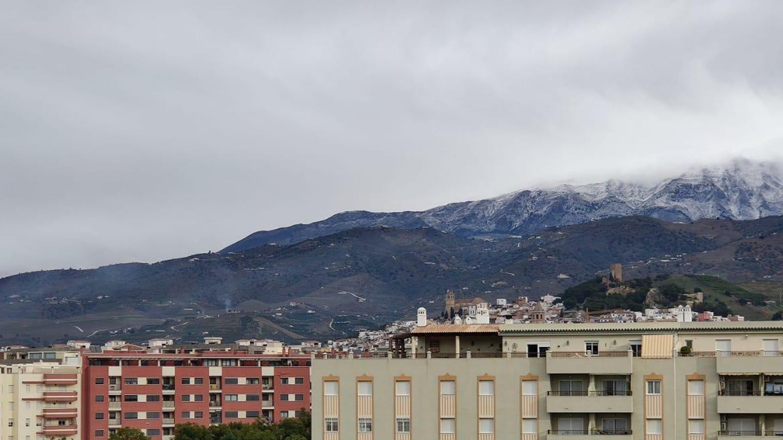 Vista de la nieve en zonas altas desde Vélez-Málaga