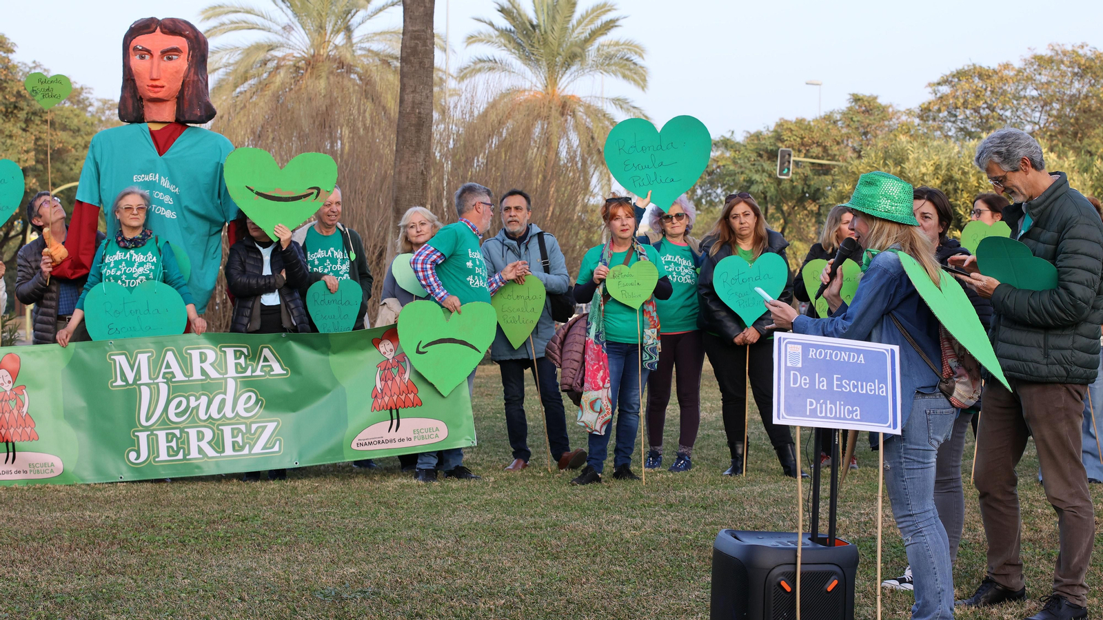 Concentración de Marea Verde Jerez para nombrar a la rotonda de la Escuela Pública en La Granja Concentración de Marea Verde Jerez para nombrar a la rotonda de la Escuela Pública en La Granja