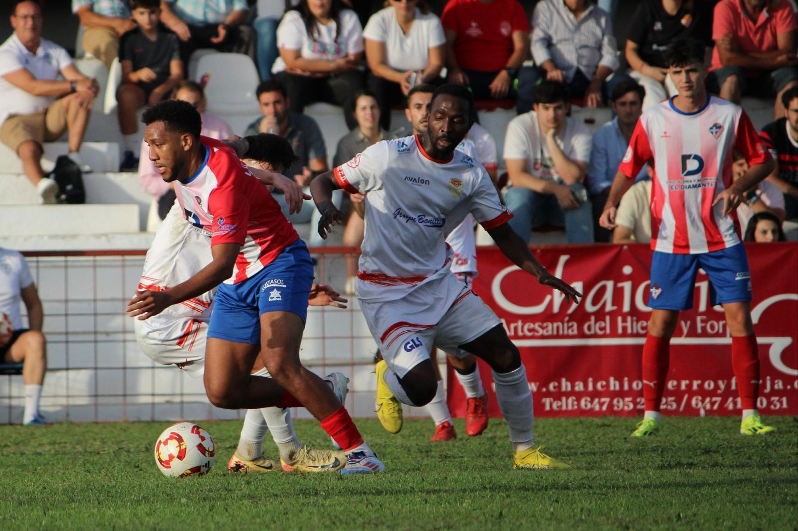 El rojiblanco Othman trata de irse de un rival en el encuentro frente a los jienenses de esta pasada jornada.