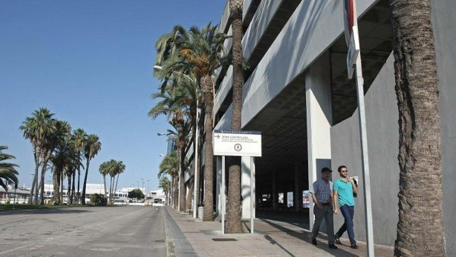 Estado actual del acerado y bajos del edificio de aparcamientos.