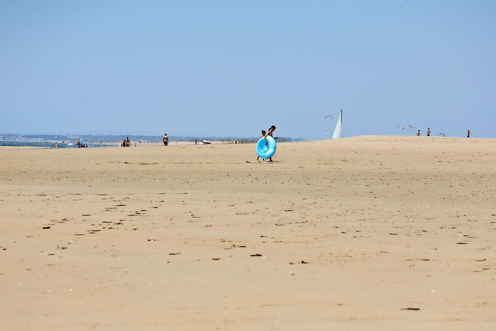 Ambiente en las playas de Huelva en la mañana de domingo