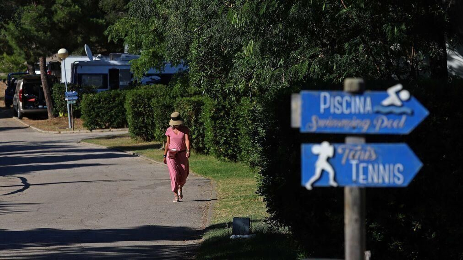 Una mujer pasea por el camping de Valdevaqueros, en Tarifa.
