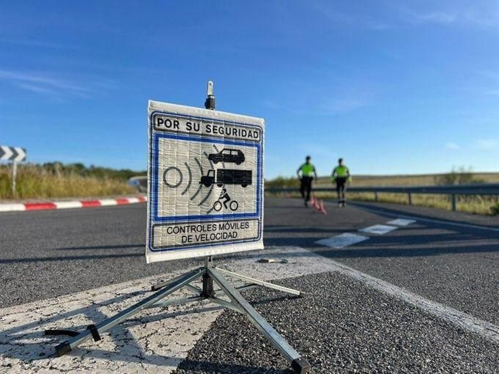 Un control  de velocidad  de la Guardia Civil en una carretera.