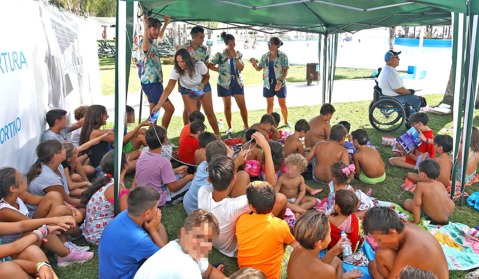 Campaña de concienciación de Aspaym Cádiz en Piscinas Jerez este pasado viernes.