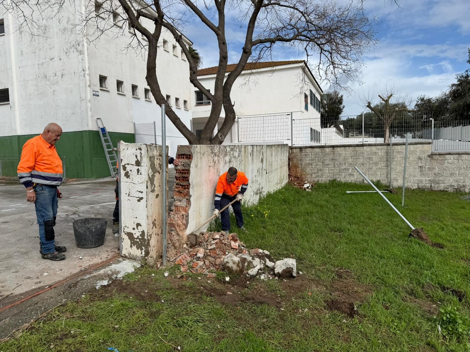 Actuaciones urgentes en los centros educativos de Los Barrios tras el temporal.